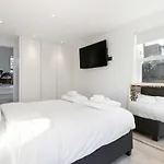 Lovely Newly-Renovated 3 Bedroom Apartment In Fulham